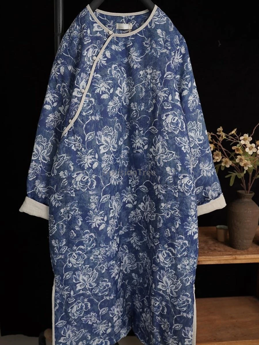 2025 الخزف الصيني الأزرق والأبيض المطبوع تشيباو الياقة المستديرة رشاقته الدافئة القطن الكتان تشيباو الرجعية أنيقة اليومية تشيباو #1