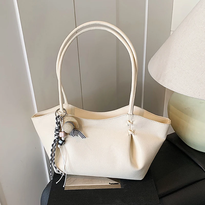 

Осенняя новая женская большая сумка, корейское издание, большая вместительная персонализированная сумка на одно плечо с подвеской, универсальные пригородные сумки