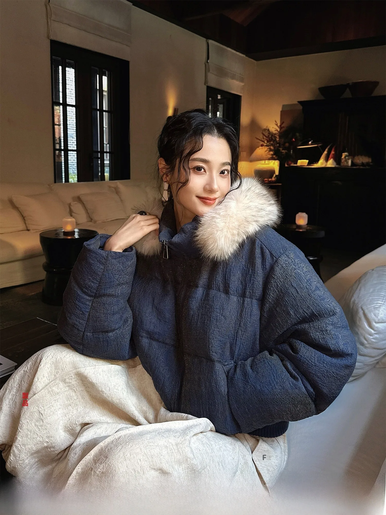 

Sanji Black Flower Short Puffer Jacket with Fur Collar And Hood New Chinese Style Silk Brocade Women's Winter Coat 90 down