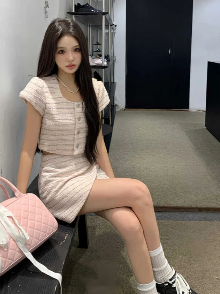 بلوزة قصيرة رفيعة تناسب الجسم وتنورة قصيرة على شكل حرف A للنساء ، بدلة مثيرة حلوة ، طراز العطر ، طقم وردي من قطعتين ، جودة عالية ، جديد ، صيف ،