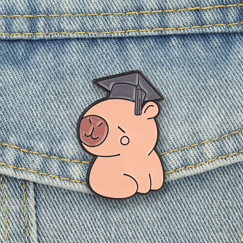 Abschlussfeier Capybara Emaille-Pins – Niedliche Cartoon-Tierbroschen für Absolventen, Reversnadeln, lustige Tier-Schmuck-Accessoires, Geschenke für Freunde