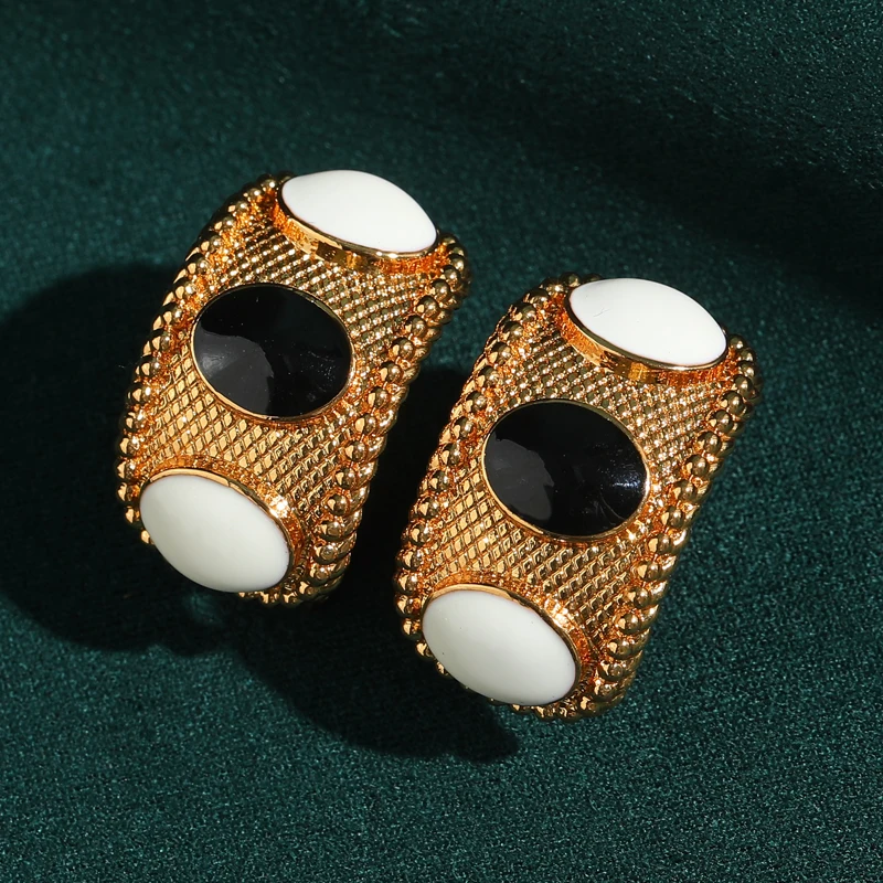 

Vintage Natural Stone White And Black Stud Earring For Ladies 2026 Knit Antique Gold Plated Jewelry Compound Wedding Bride Decos
