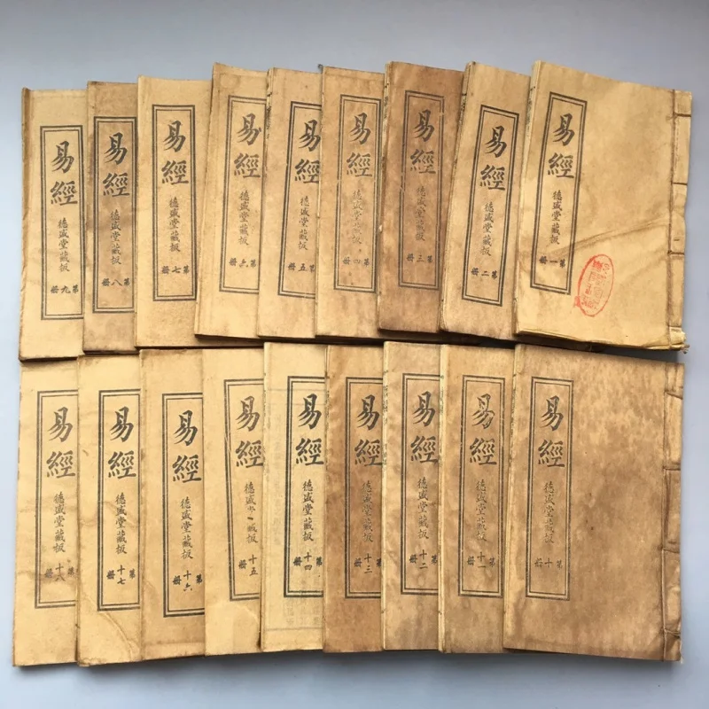 Antique miscellaneous items, old books, thread-bound books, ancient books, film props, used books (I Ching)