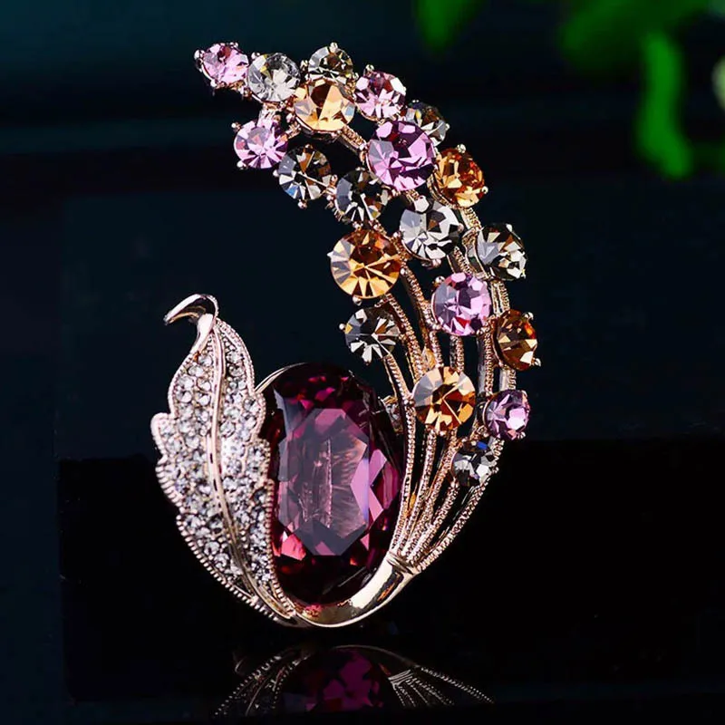 

Luxurious crystal brooch, elegant and retro diamond-encrusted brooch, women's fashionable and high-end coat pin