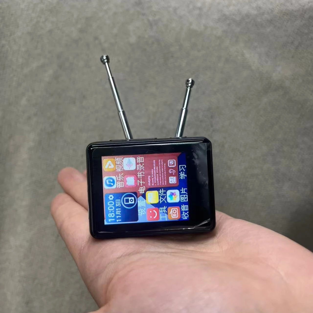 Miniatur-Retro-TV-Modell mit Farb-Touchscreen, Unterstützt Benutzerdefinierte Videoinhalte, Heim- und Küchendekoration, Mini-Ornament, Geschenk