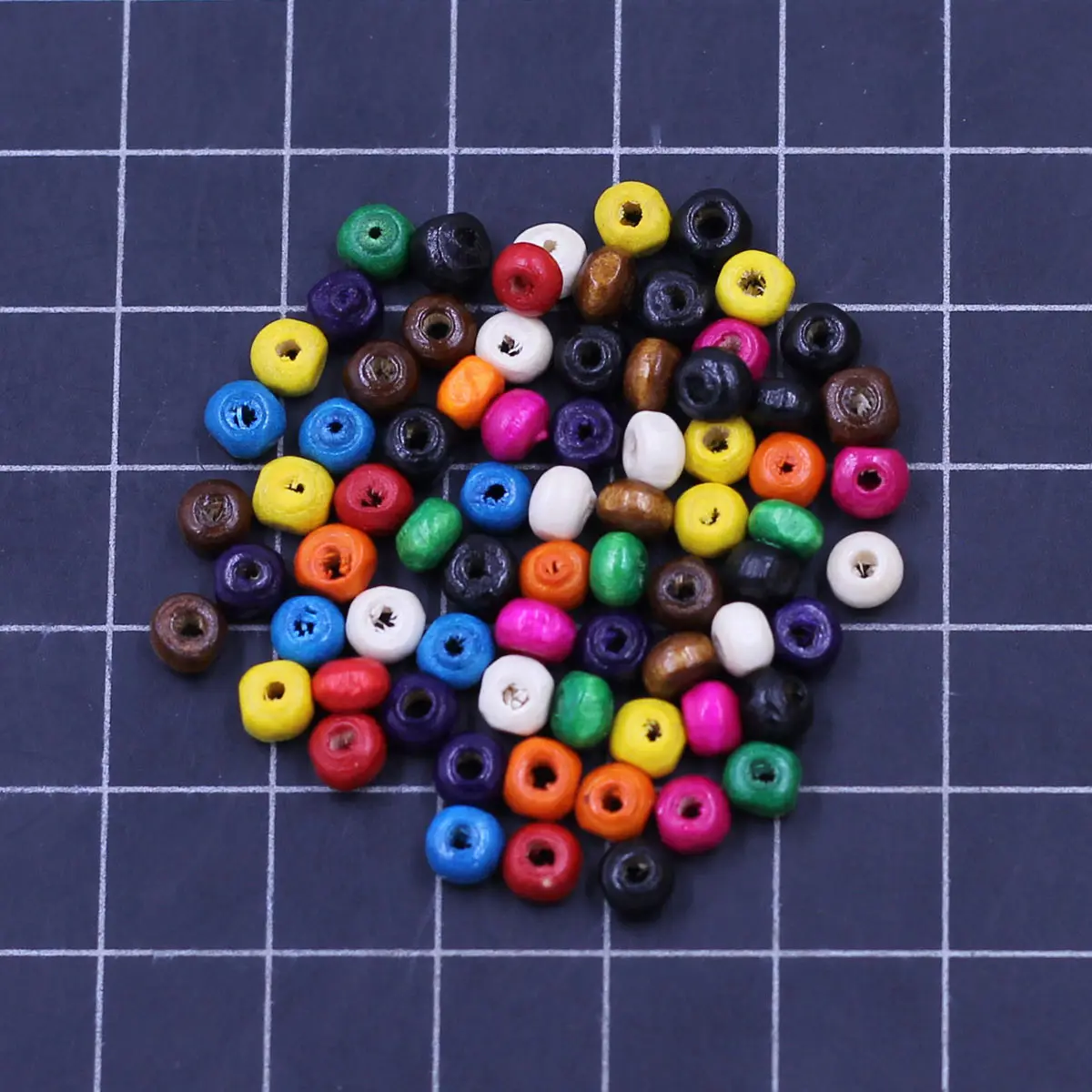 900 Stück Holz Spacer Perlen lose Samen Holz winzige runde bunte niedlich für Armbänder Handwerk 4,5mm Durchmesser. – Detail 14