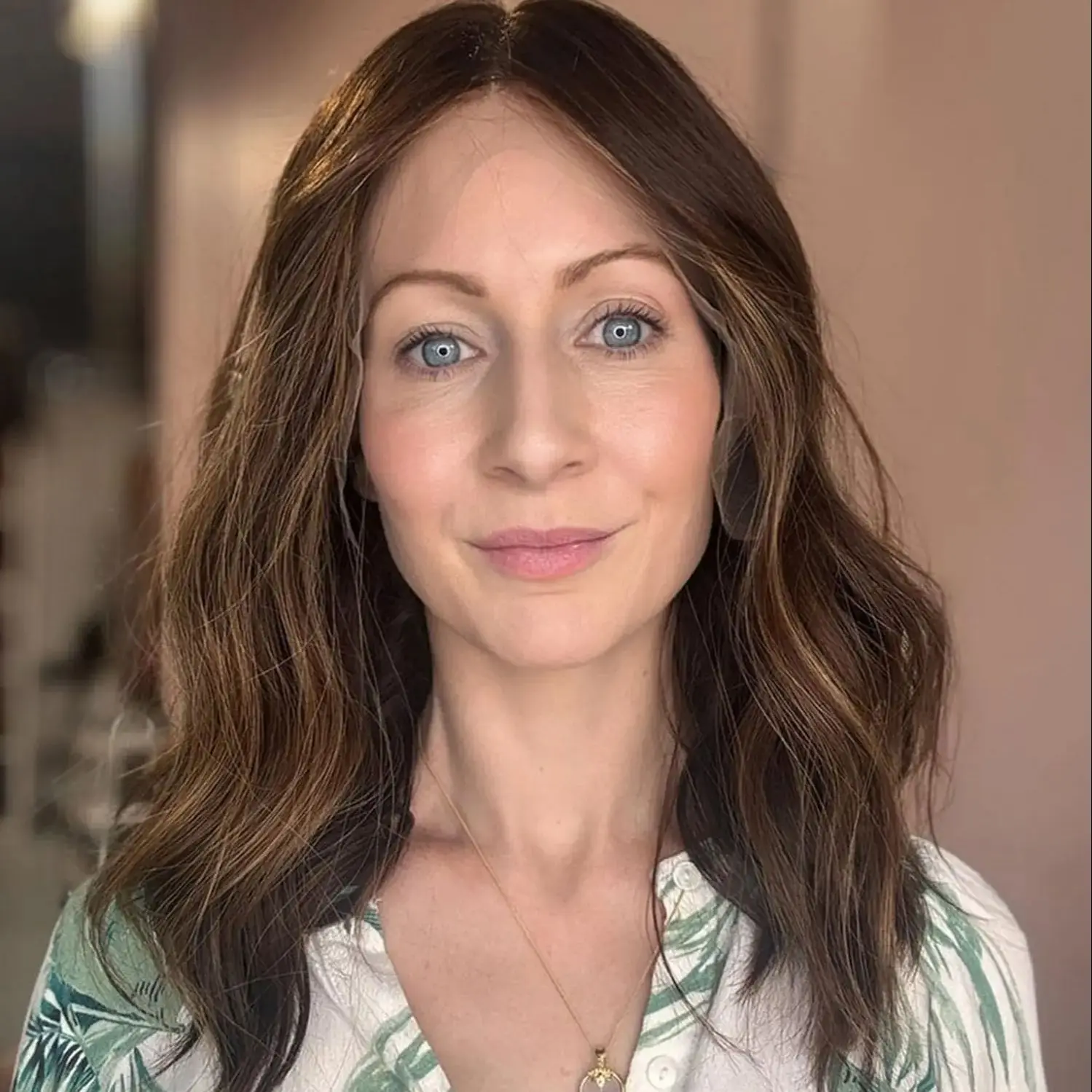 

13x4 Ombre Каштаново-коричневый мелирование HD Синтетический кружевной фронтальный парик 16 дюймов Средняя длина Средний пробор Премиальный парик для женщин