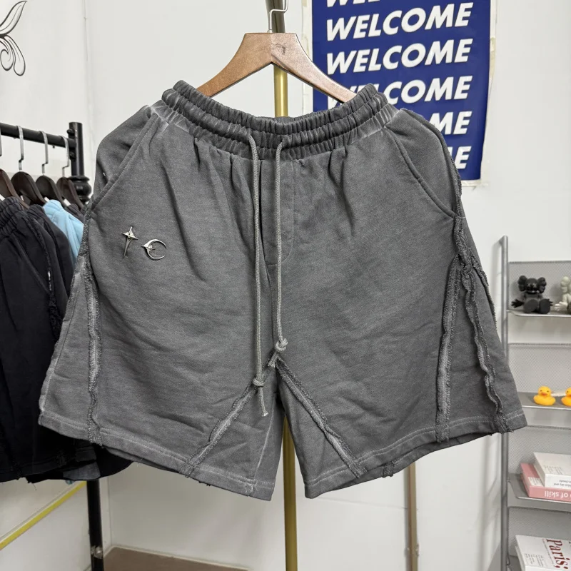 

Ретро-шорты в американском уличном стиле с металлическим логотипом и узором в виде звезд и лун, повседневные шорты Thug Club для мужчин, свободный крой, прямые штанины, летние.
