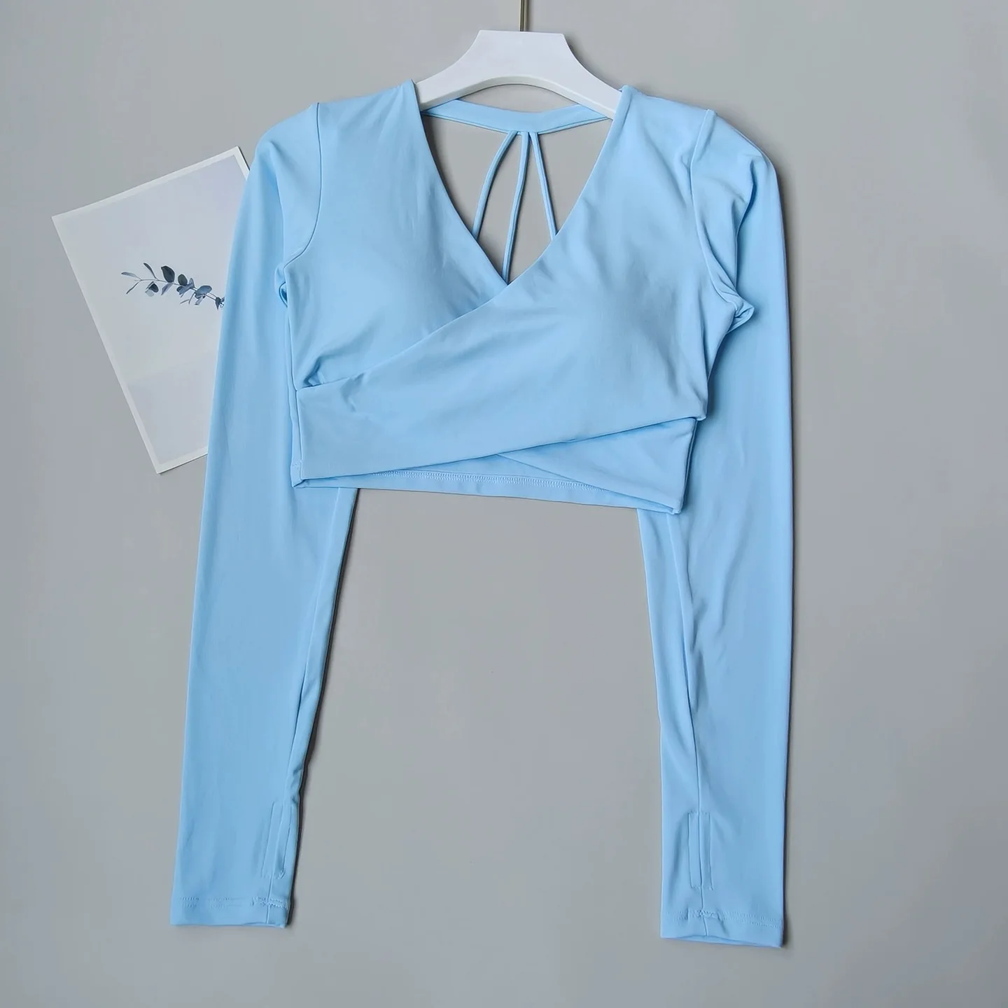 Kurzes Langarm-Yoga-Fitness-Outfit für Damen mit Brustpolstern für Yoga, Pilates und Workout – Detail 11