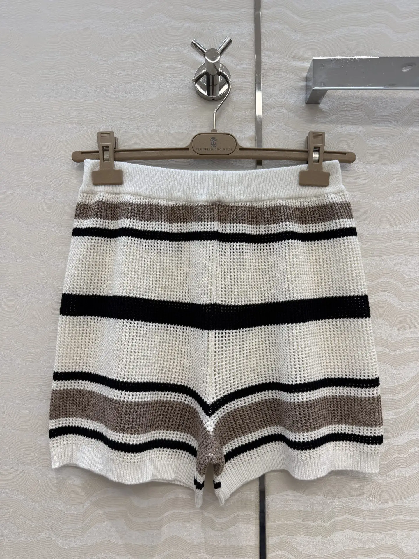 26 New color-blocked striped short pants. The stripes are open at the edges, paired with a simple color pure cotton yarn T-shirt