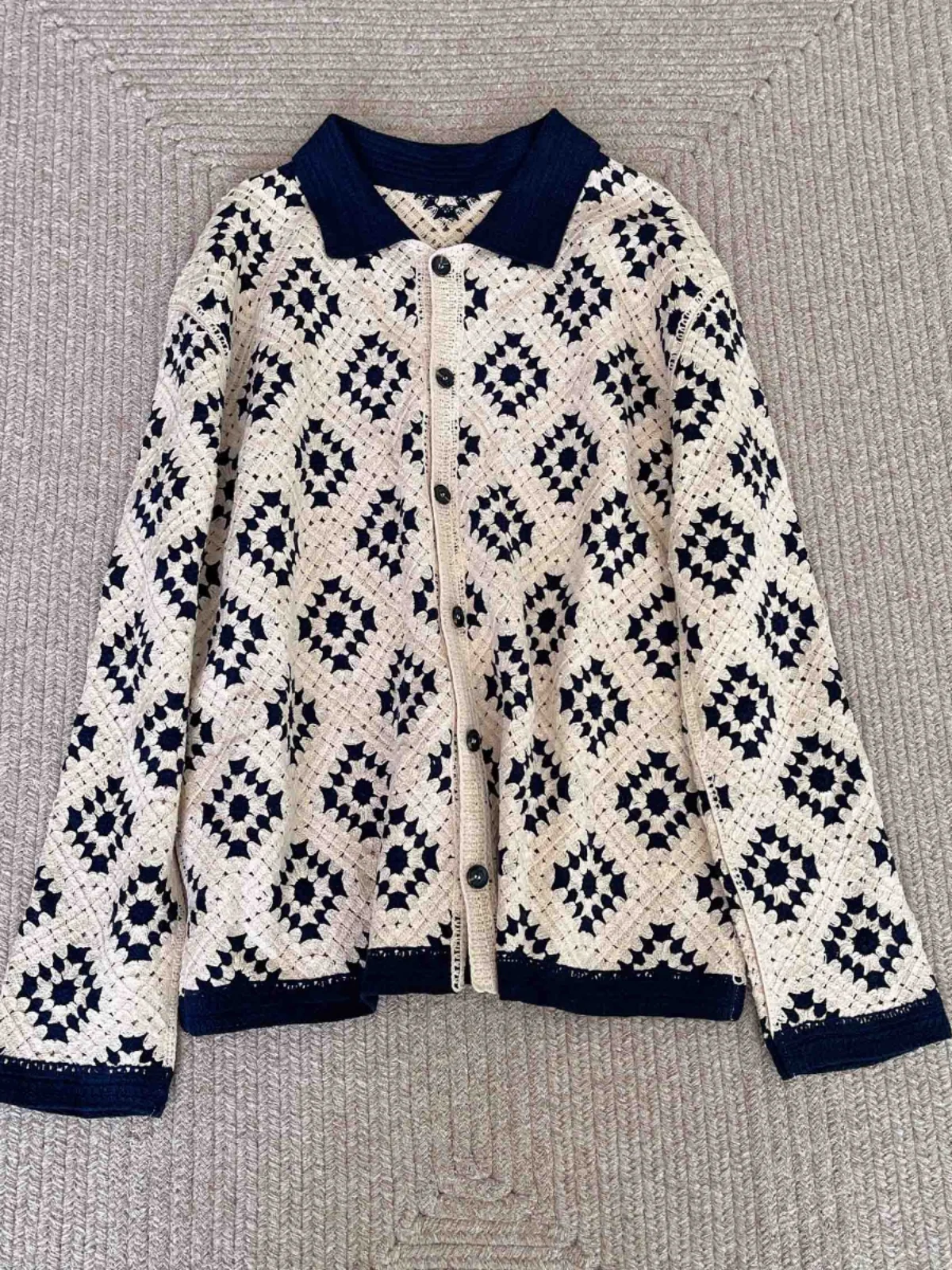 Retro Kardigan Rozpinany z Długim Rękawem, Luźny Krój, Neutralny Styl Uliczny, z Kwiatowym Wzorem w Stylu Retro Hooked, Diamentowym Patchworkiem, Kolorowy, z Dzianiny, z Otwartym Kołnierzem...