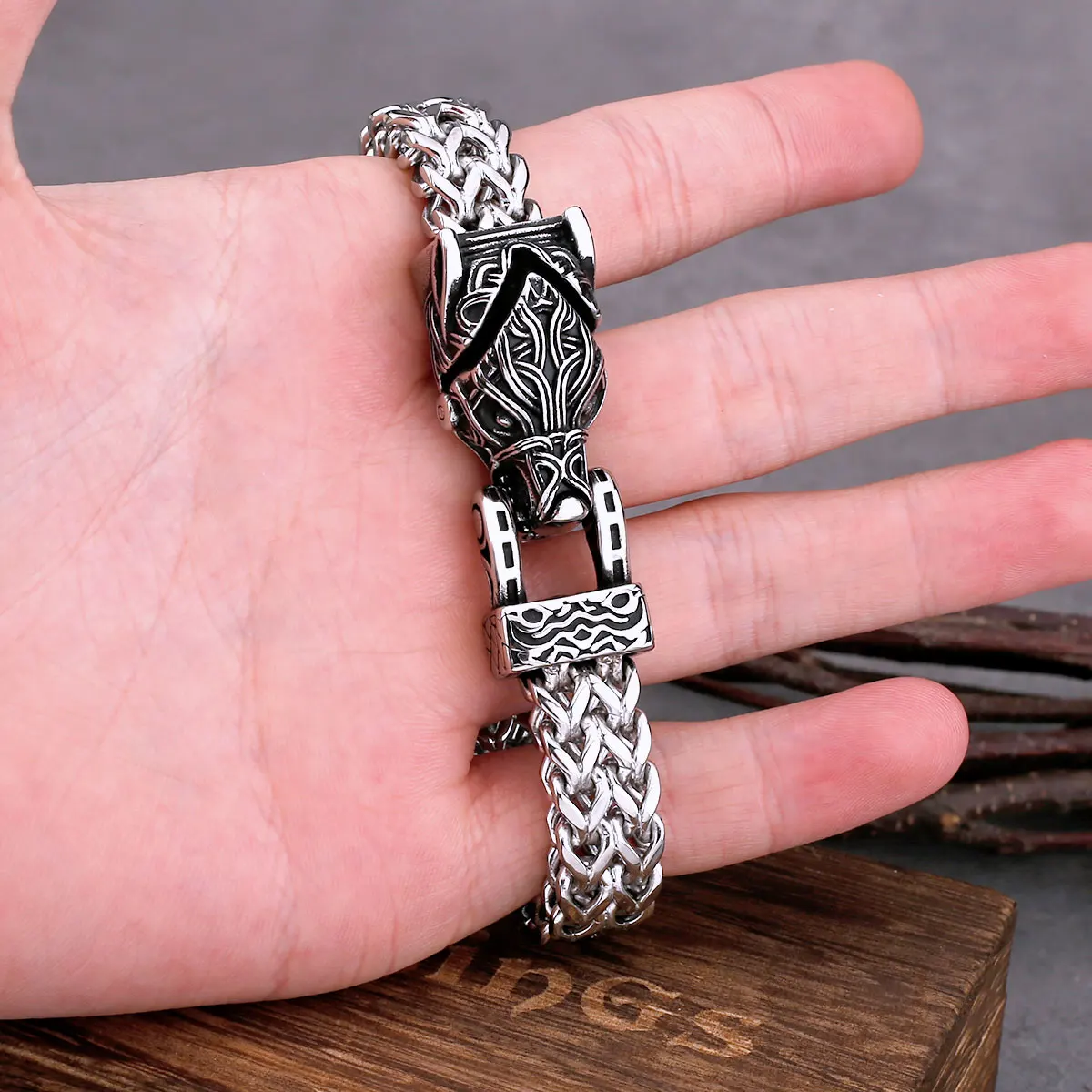 Fashionable Nordic Wolf Head 316L Stainless Steel Bracelet Dominant Animal Men's Bracelet Punk Cool Biker Wristband Accessories