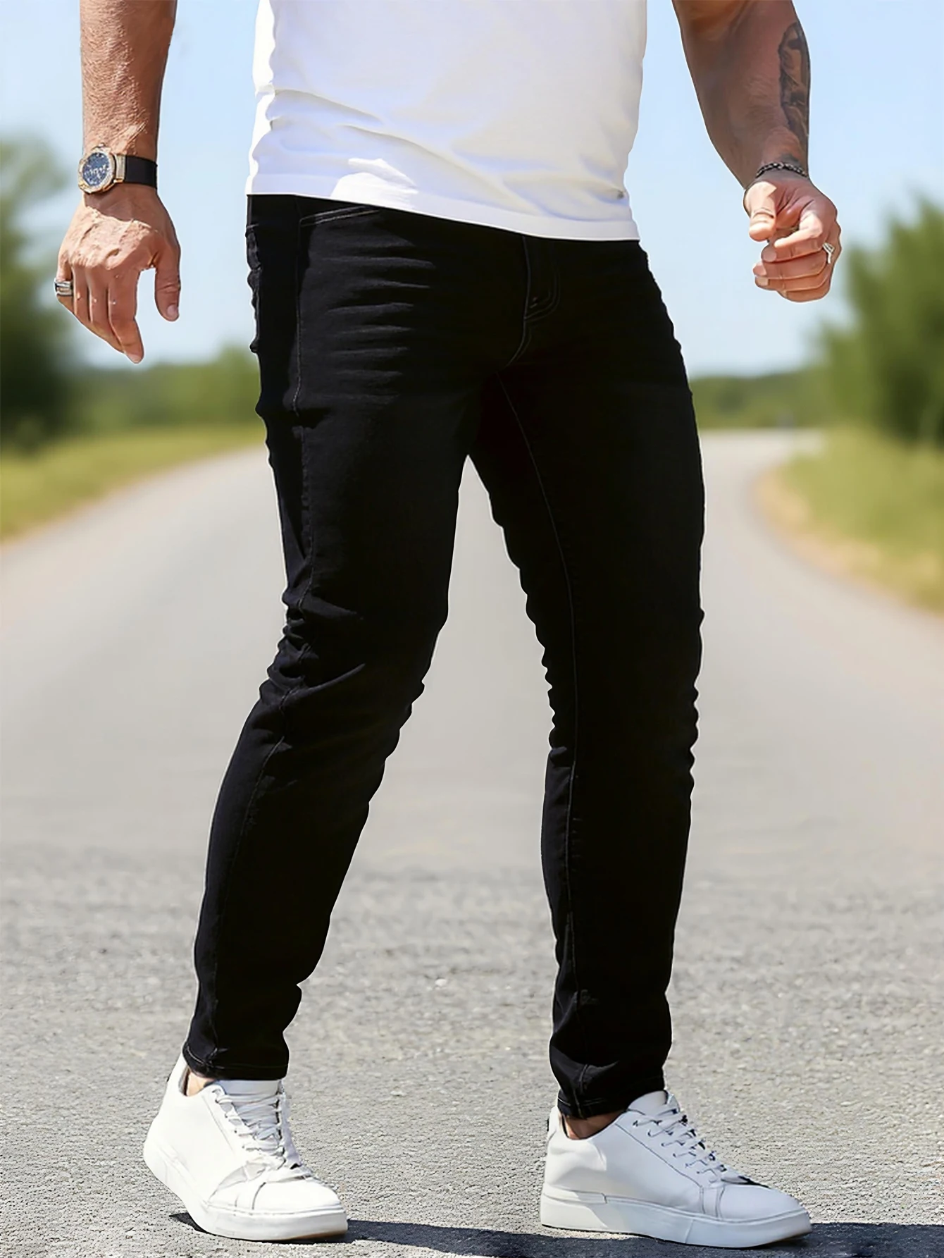 メンズの黒のスリムフィットジーンズ、シンプルで汎用性があり、体の形を美しく輪郭を描き、簡単に上品でスタイリッシュな外観を演出します。