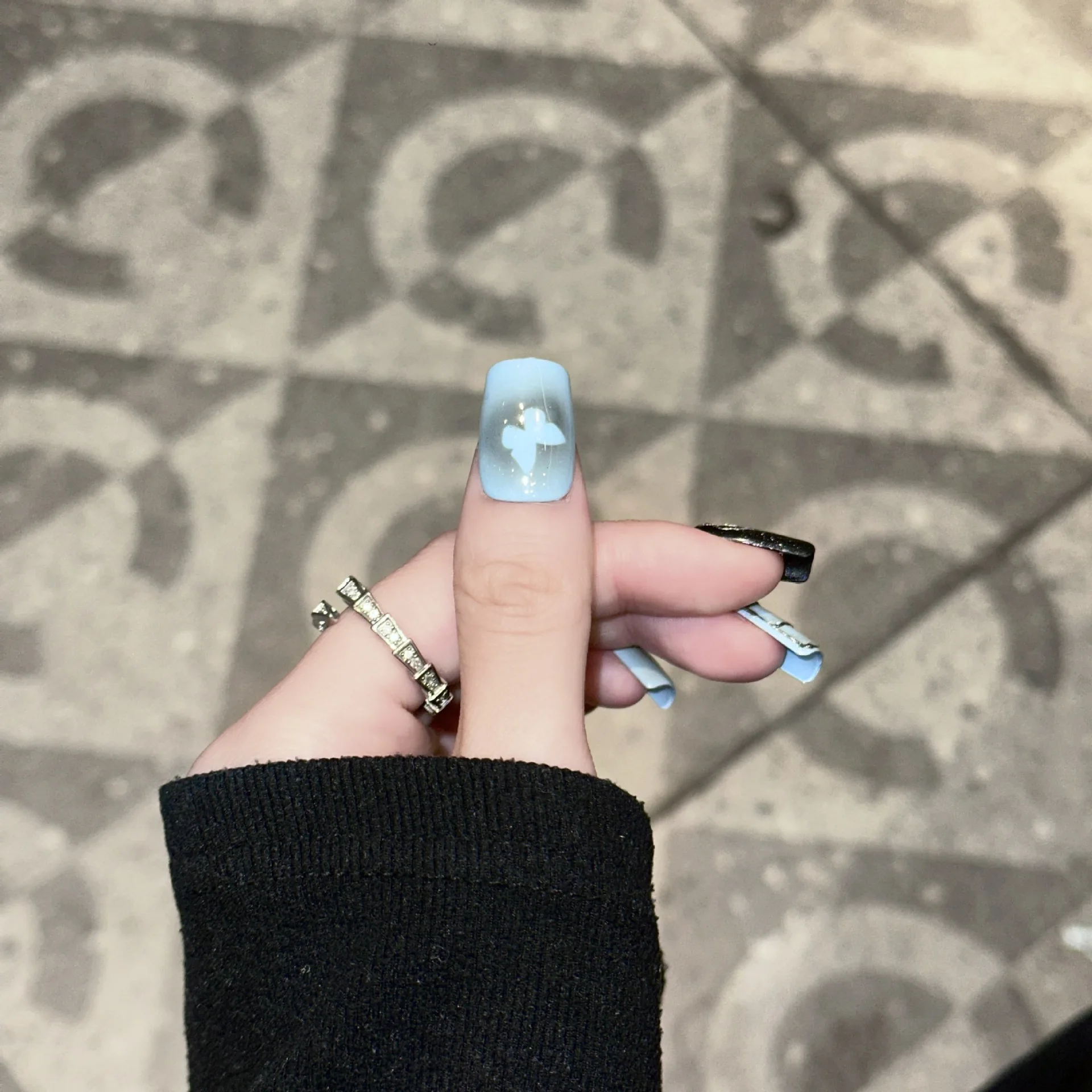 10 SZTUK Średniej Długości Paznokci do Noszenia Ręcznie Malowane Puderowy Róż Motyl Ręcznie Malowane Magiczne Lustrzane Naklejki na Paznokcie Zdejmowane Sztuczne Paznokcie