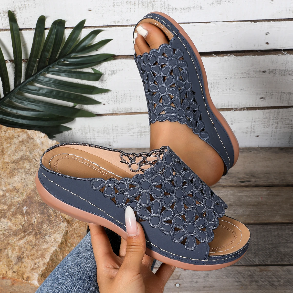 

Женские тапочки, элегантные удобные сандалии с цветочным принтом, стильные тапочки на танкетке, дизайнерские универсальные шлепанцы, женская пляжная обувь