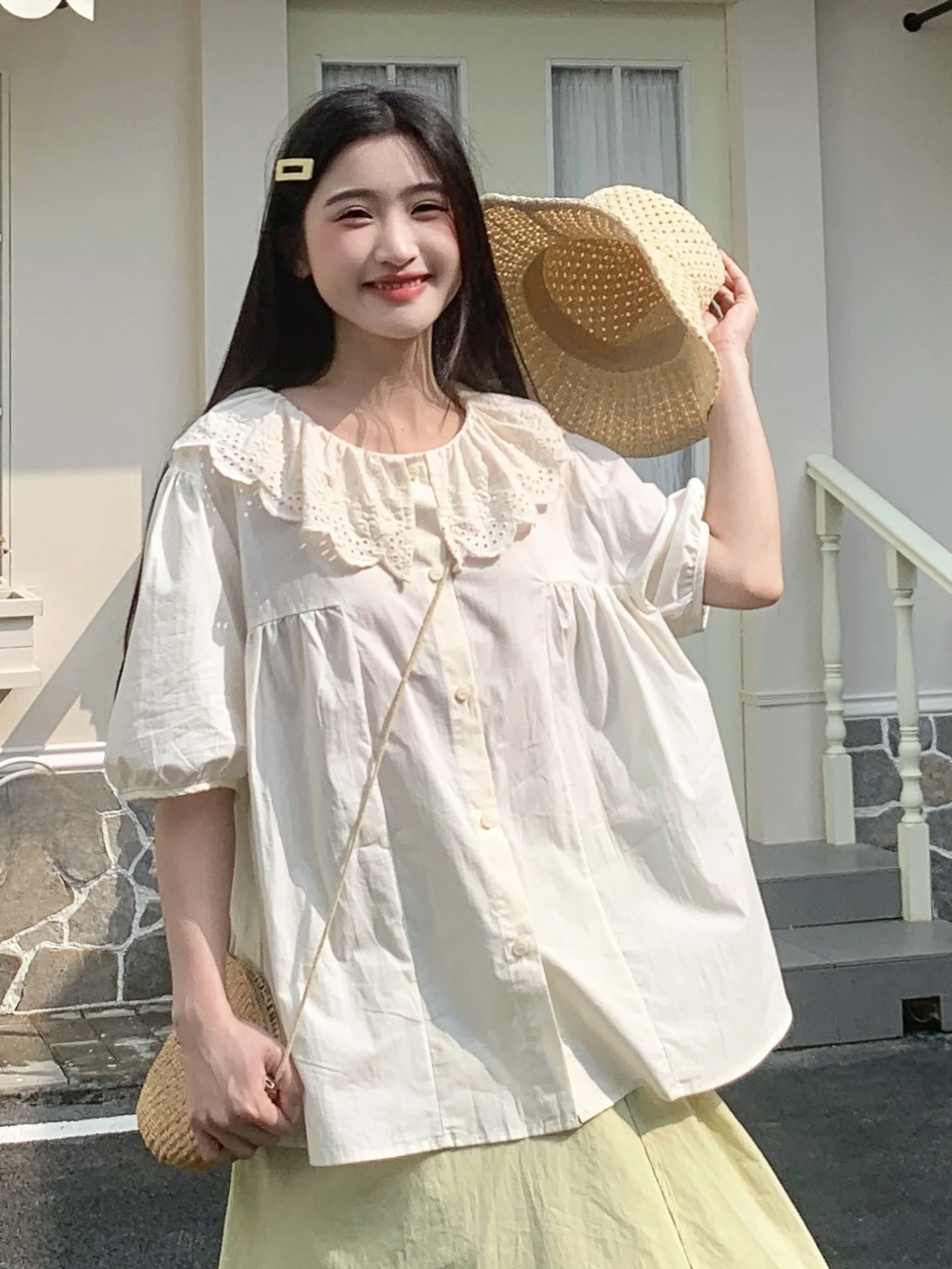 

Элегантная женская рубашка с коротким рукавом и вышивкой, с воротником-стойкой, в нежном стиле, из дышащей смесовой ткани (хлопок/полиэстер), летний топ