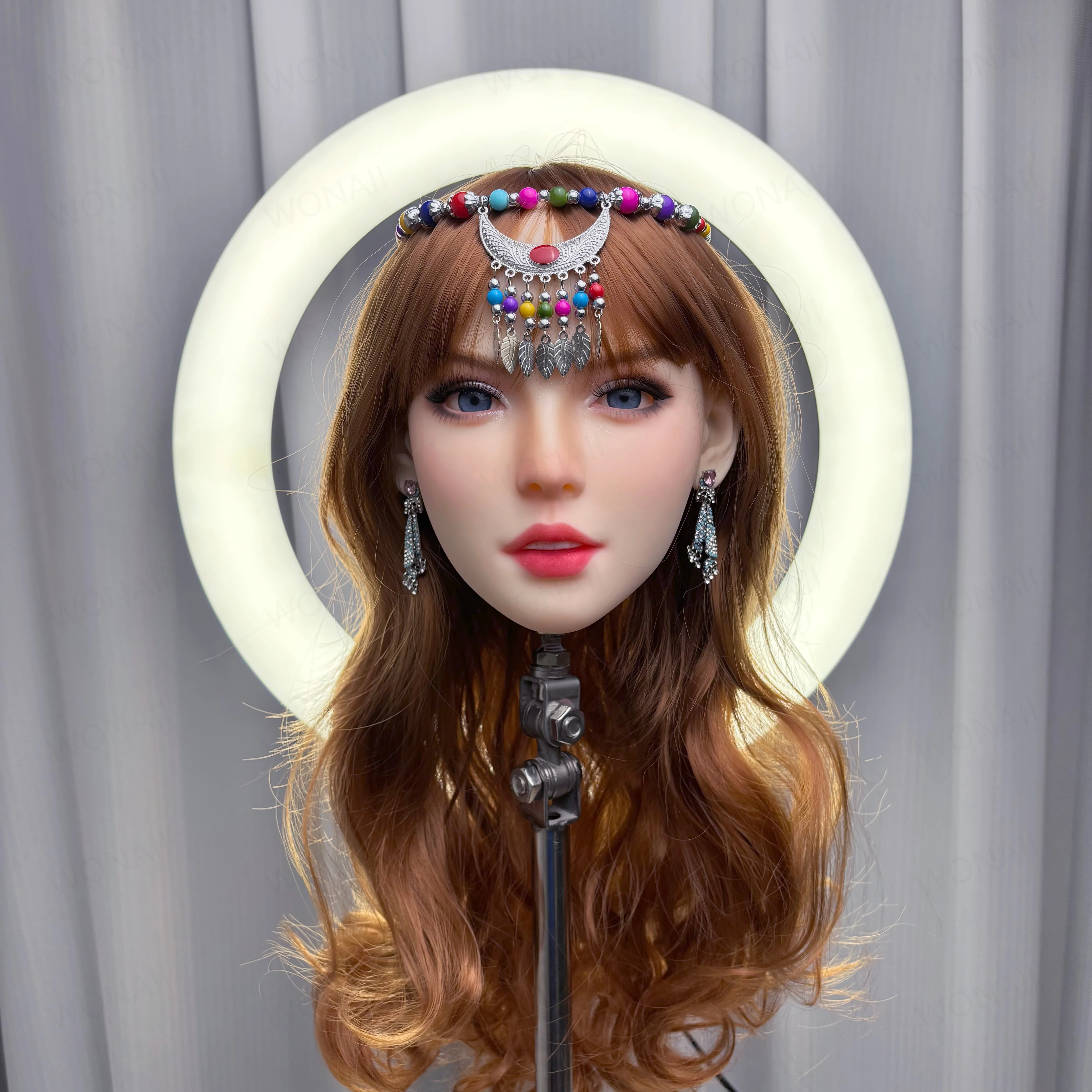 

Adult multi-functional mannemodel head, with long blonde hair - odorless synthetic material, suitable for makeup, jewelry displa