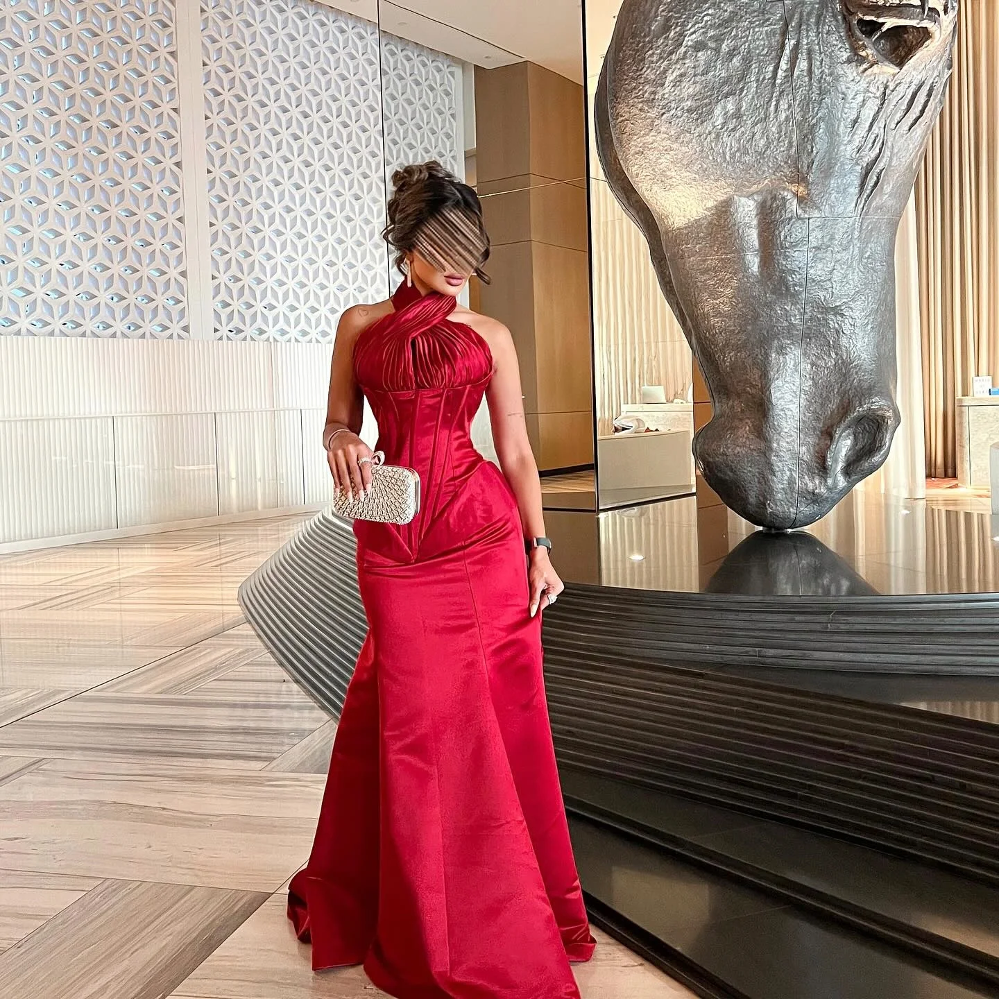 Eleganckie czerwone satynowe suknie wieczorowe typu syrena, z dekoltem halter, odkryte plecy, sukienki na studniówkę dla kobiet, plisowane sukienki na formalne przyjęcia dla dziewcząt, długość do podłogi.