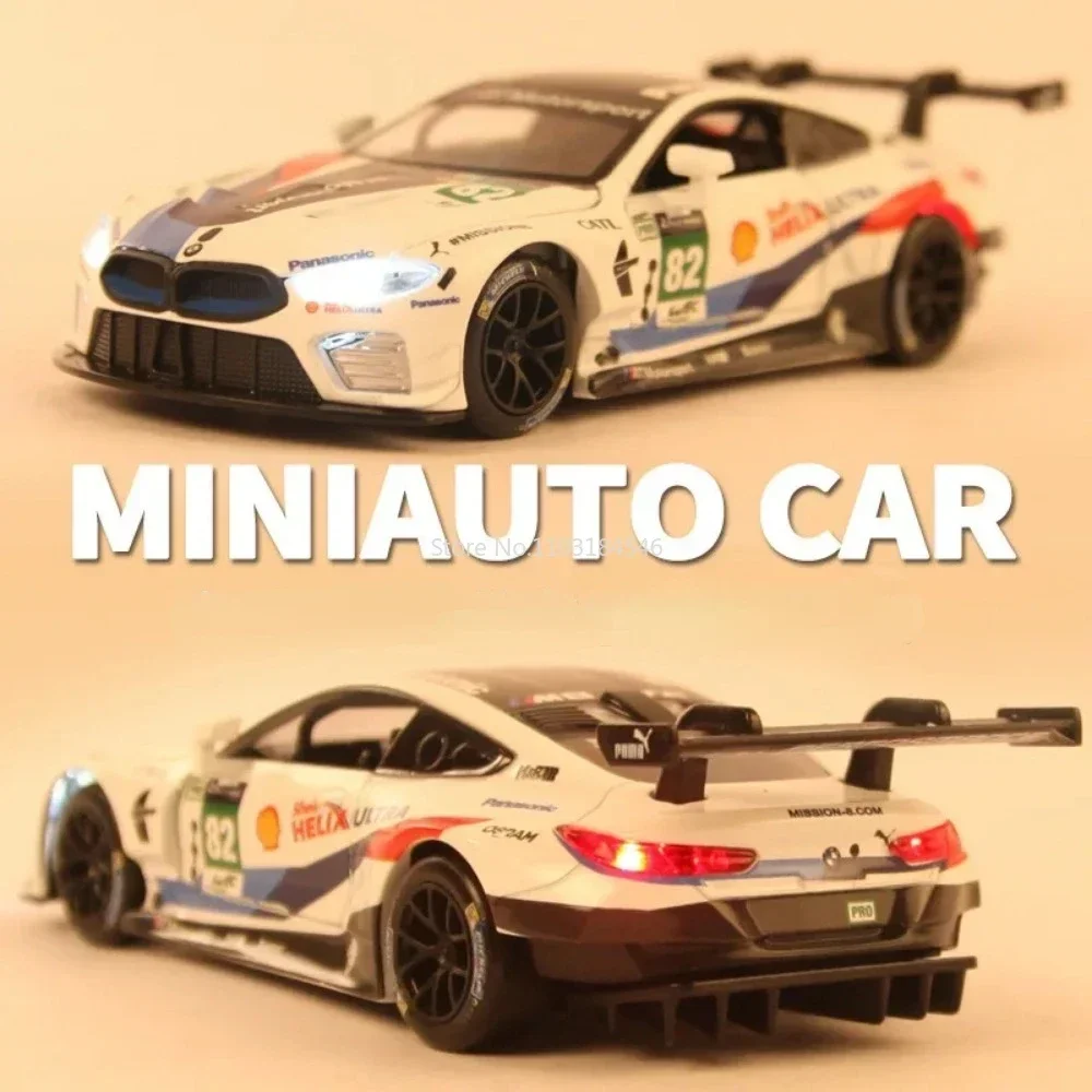 Scala 1:32 BMW M8 GTE Giocattoli Modello di auto da corsa Simulazione Suono e luce Pressofuso in metallo 3 porte aperte Tirare indietro Veicolo per