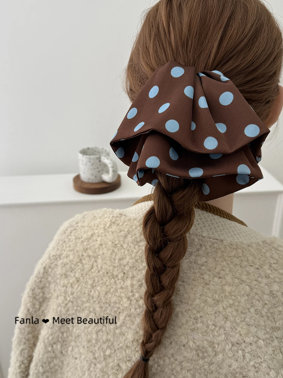 presilha-de-cabelo-artesanal-vintage-azul-cafe-profundo-com-bolinhas-e-design-original-de-saia-acessorio-de-cabelo-moderno