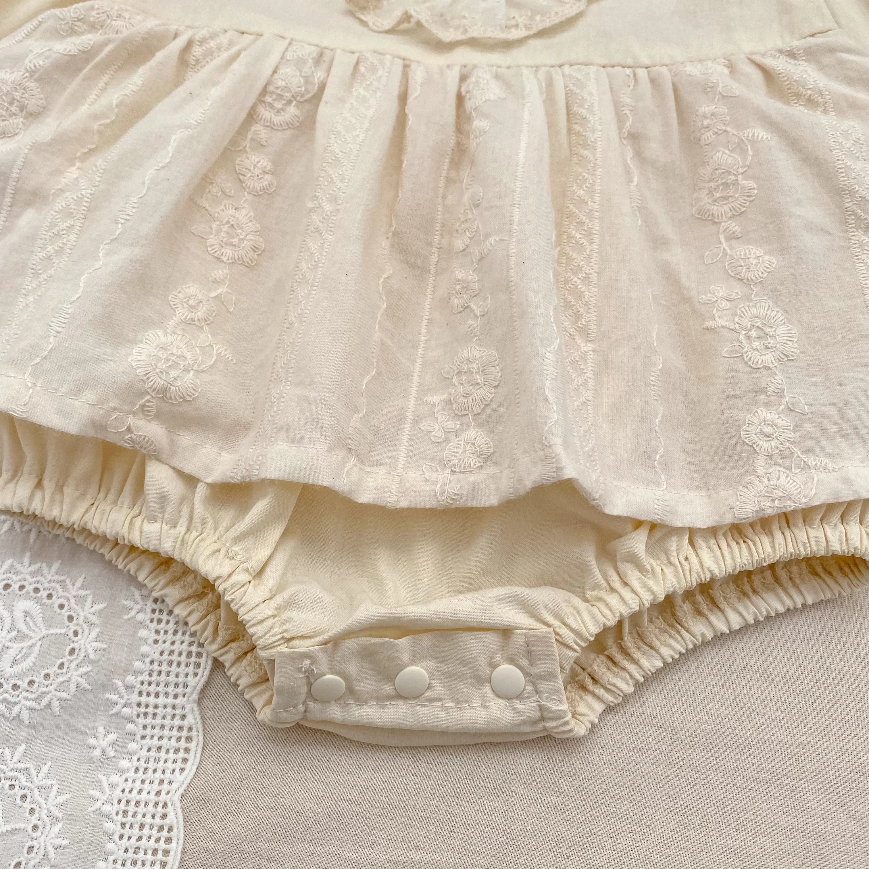 Baby-Mädchen-Strampler im Vintage-Stil mit Spitze, Rüschenkragen, langen Ärmeln, Baumwollrock mit Stickerei, Body, Neugeborenen- und Säuglings-Prinzessinnen-Outfit, 0–24 Monate. – Detail 12