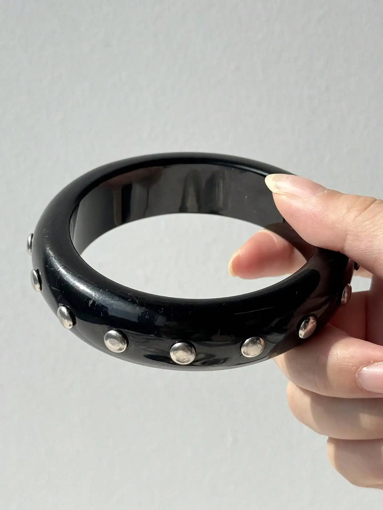 HUANZHI Schwarz-weißes, unregelmäßiges Harzarmband mit kühnem, trendigem Design, einzigartiger Punk-Stil, silberner Nietenverschluss, Damenschmuck