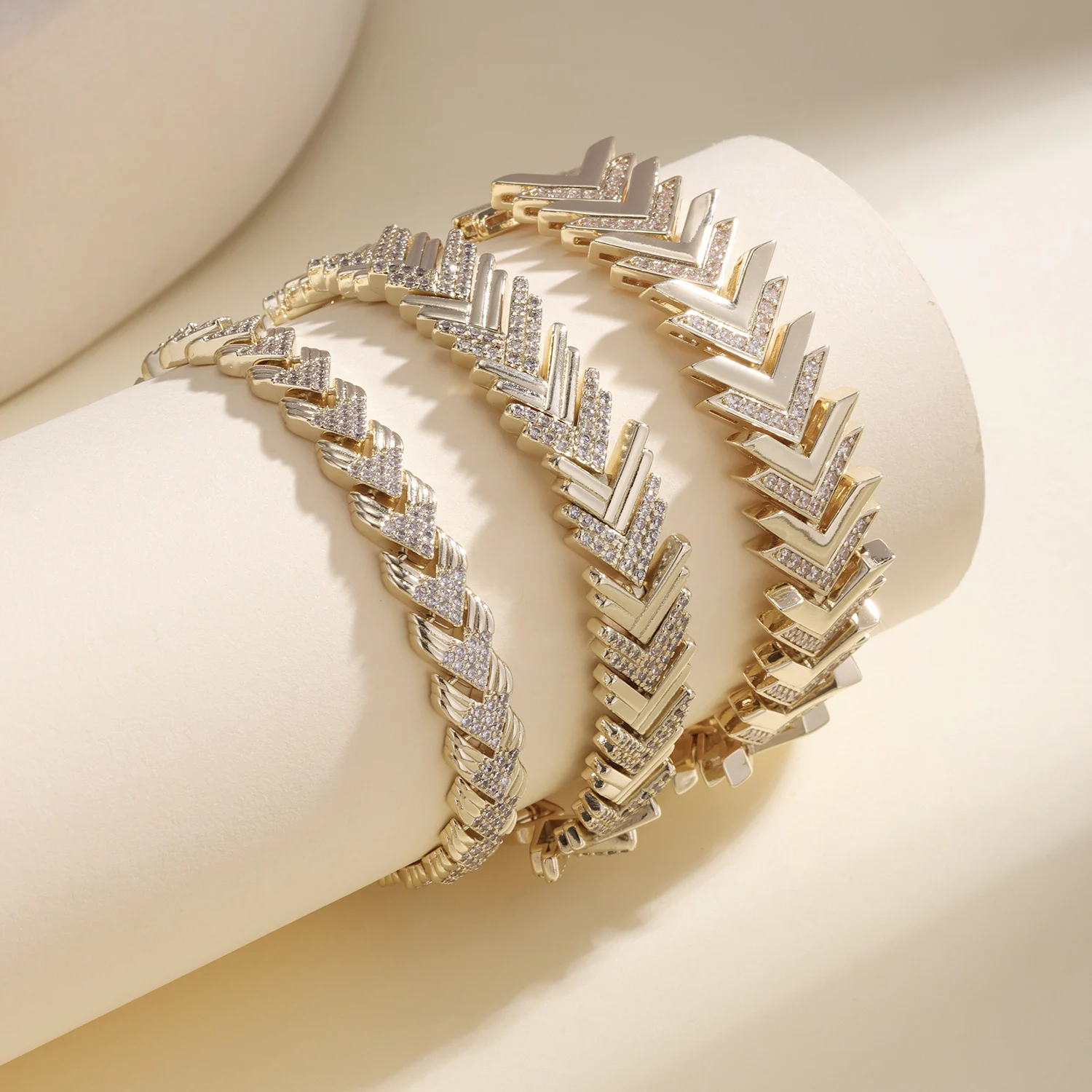 Nidin Luxus-Armband mit glänzenden CZ-Kristallen, Pfeilform, V-förmige Pfeilspitze, Handgelenkkette, eleganter Hochzeitsschmuck für Frauen, Alltagskleidung – Detail 1