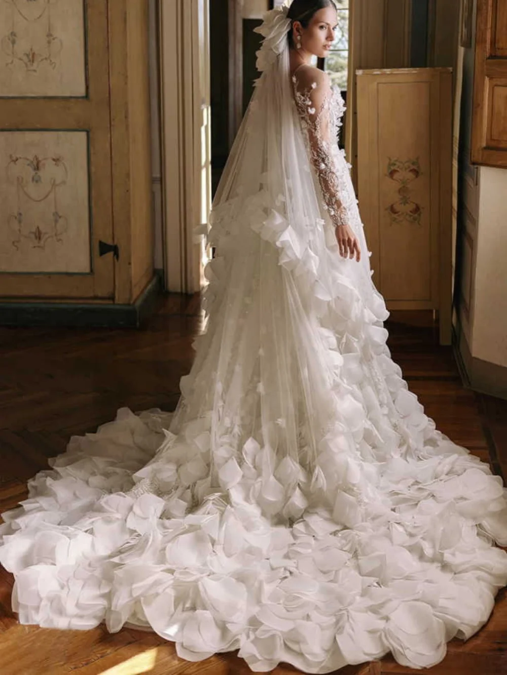 Princess Ball Gown Wedding Dresses High Neck Long Sleeve Appliques Bridal Gowns With Veils Sequins Customized Vestidos De Novia