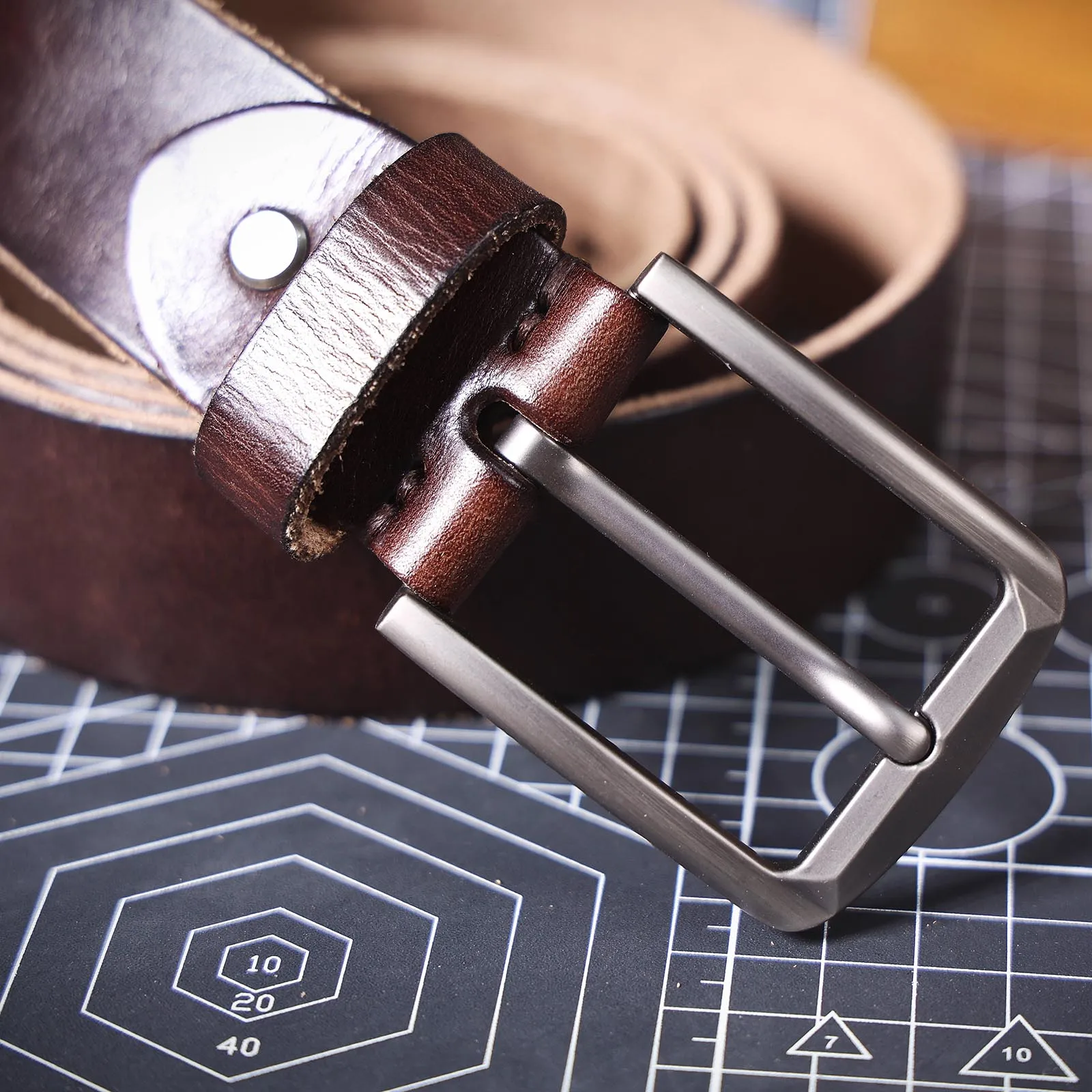 S.WORKER Klassischer Herrengürtel aus echtem Leder mit Dornschließe aus Legierung, Oberschicht aus Rindsleder, Retro-Freizeitgürtel für Jeans mit Geschenkbox – Detail 16