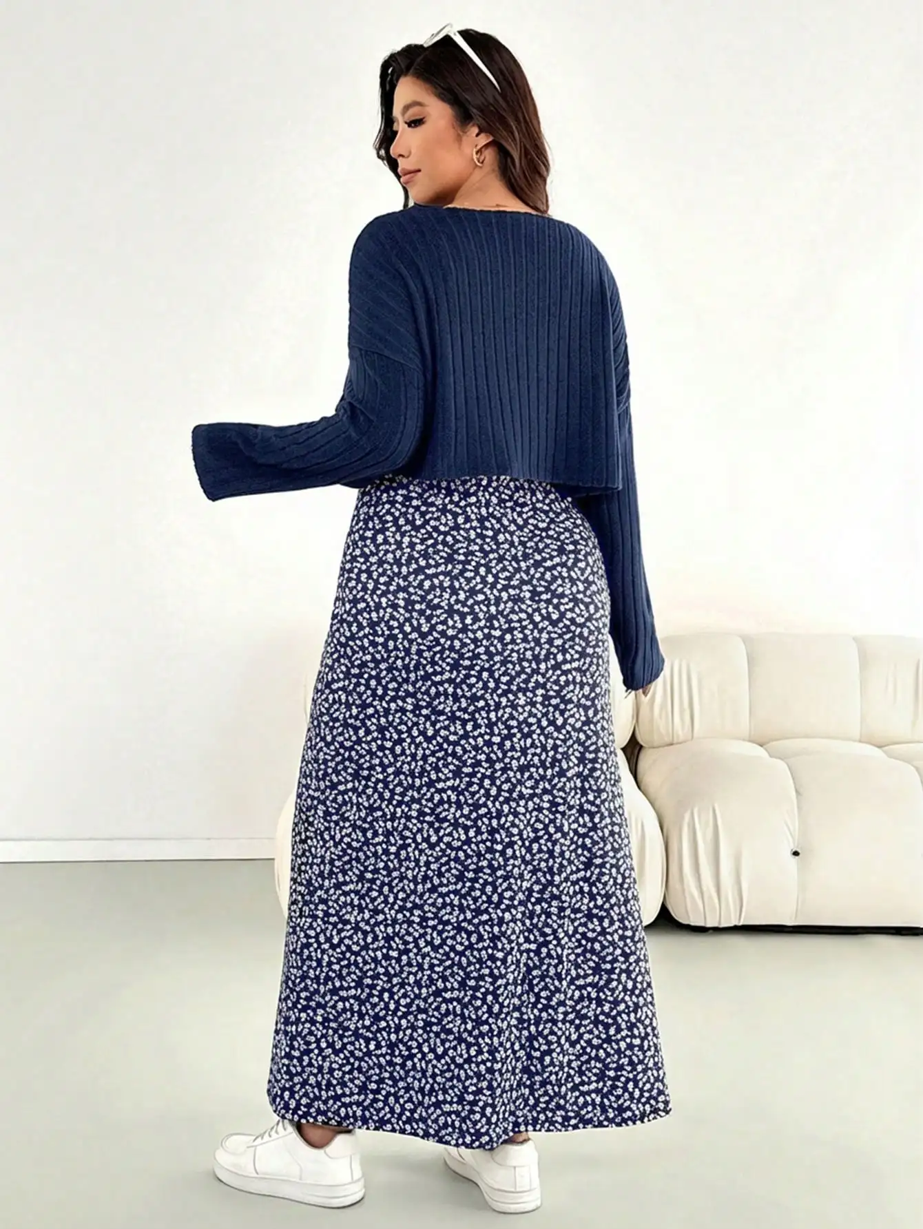 

Женский комплект больших размеров для осени и зимы: удобный двухсоставный набор с цветочным принтом, макси-юбка и укороченный свитер с высокой эластичностью.