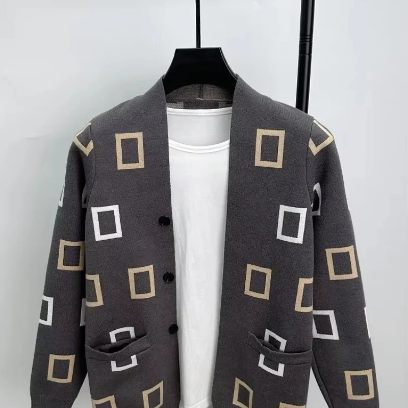 Luxusmarke für Herren: Exquisiter Jacquard-Pullover, Neuer Einfarbiger Revers-Strickpullover mit Langen Ärmeln und O-Ausschnitt, Trendige Exquisite Herrenbekleidung – Detail 3