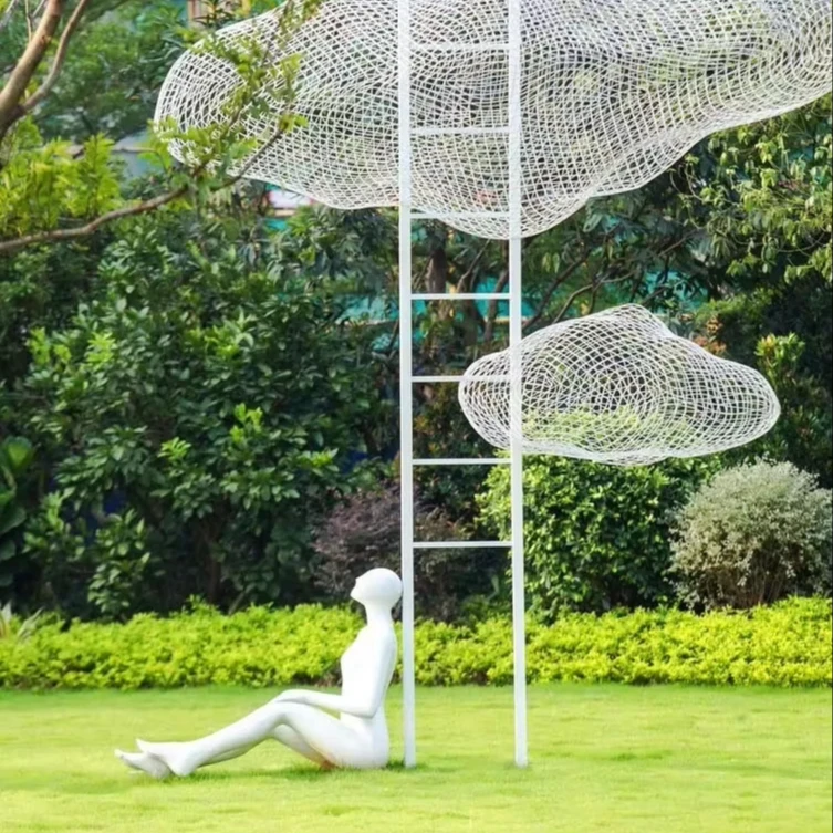 Ritaglio moderno in metallo decorato con giardino esterno in acciaio inossidabile con intaglio di nuvole e statua per ragazza