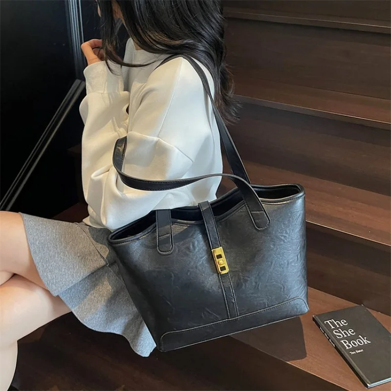 

Luxury Ladies Crossbody-Bag Made Of Fine Leather Boasting High-End Paris Vintage Neat Daily Style​