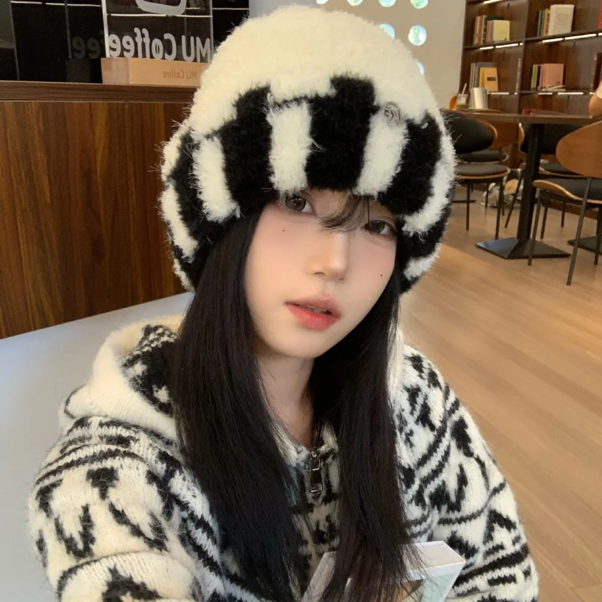 

Versatile Women's Winter Sweet Pom-Pom Warm Ear-Covering Beanie Cute Color-Blocked Plush Oversized Beanie