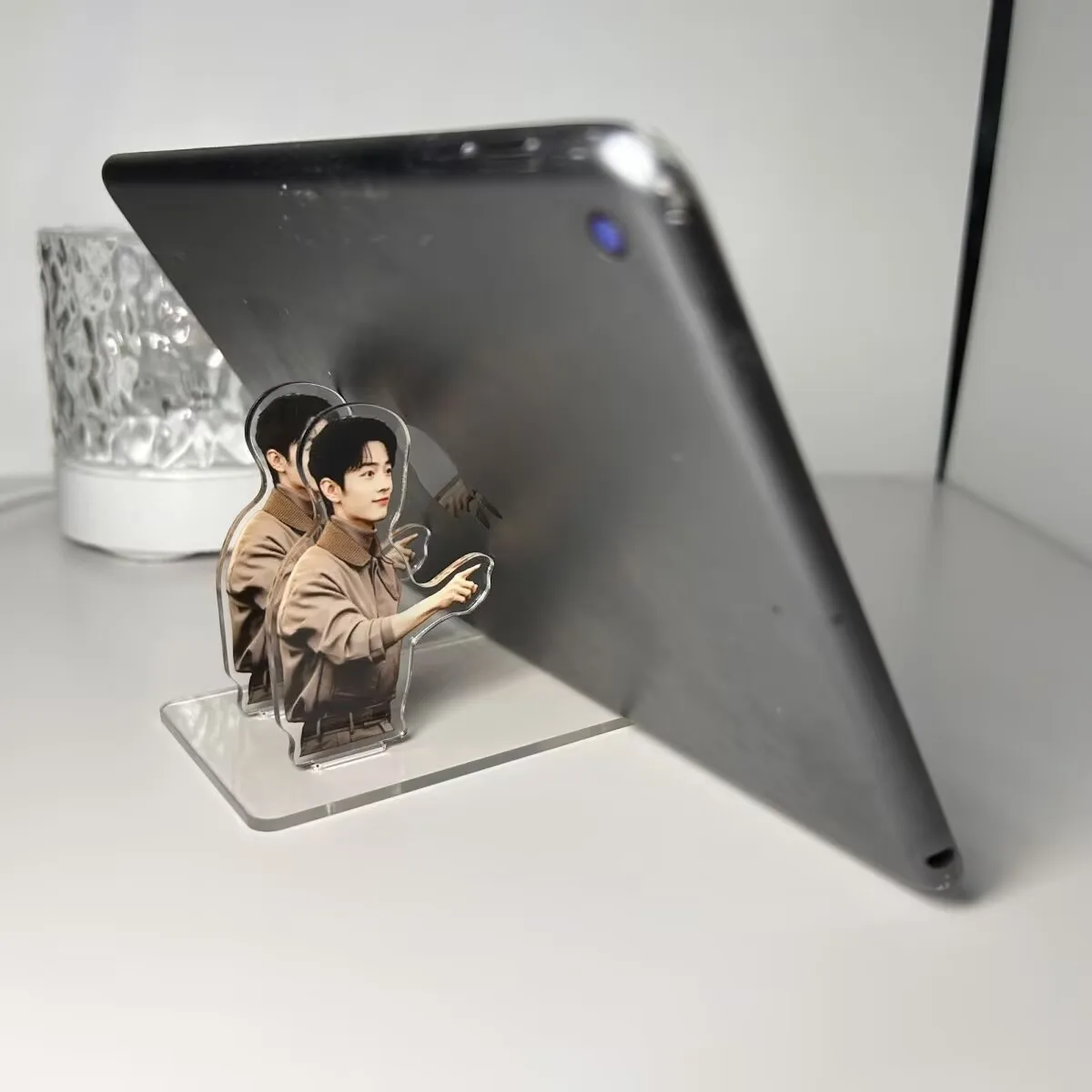 

Новая стоячая подставка для мобильного телефона из гуманоида Xiao Zhan, креативный подарок, инопланетянинский ленивый артефакт, настольный орнамент с драматической чеканкой