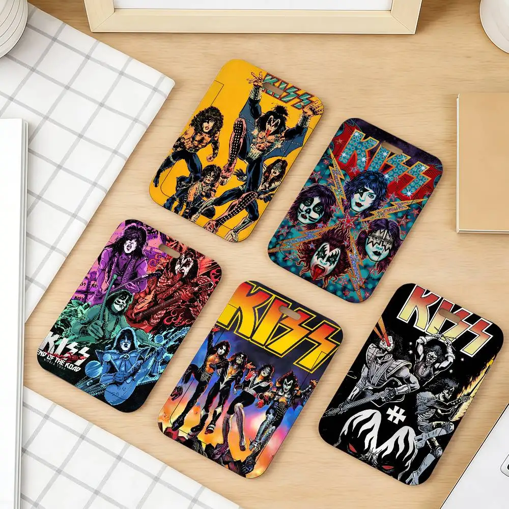 

Держатели для карт Band Kiss: для удостоверений личности, студенческих билетов, проездных на метро, бейджей сотрудников и защитных чехлов.