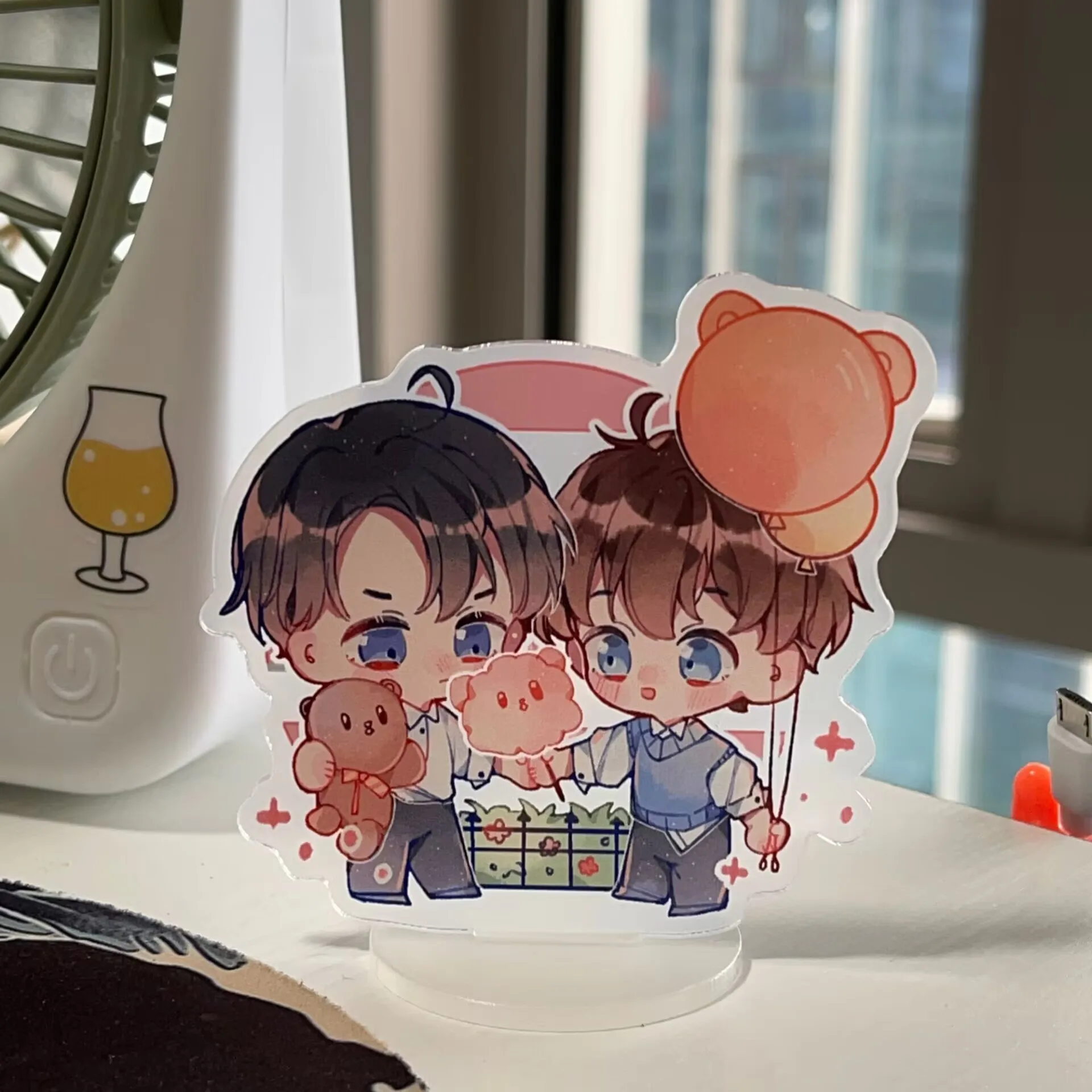 Fragmented jade throwing beads, surrounded by acrylic standing signs of 'Ding Han White Pearl' fan derived exquisite gifts