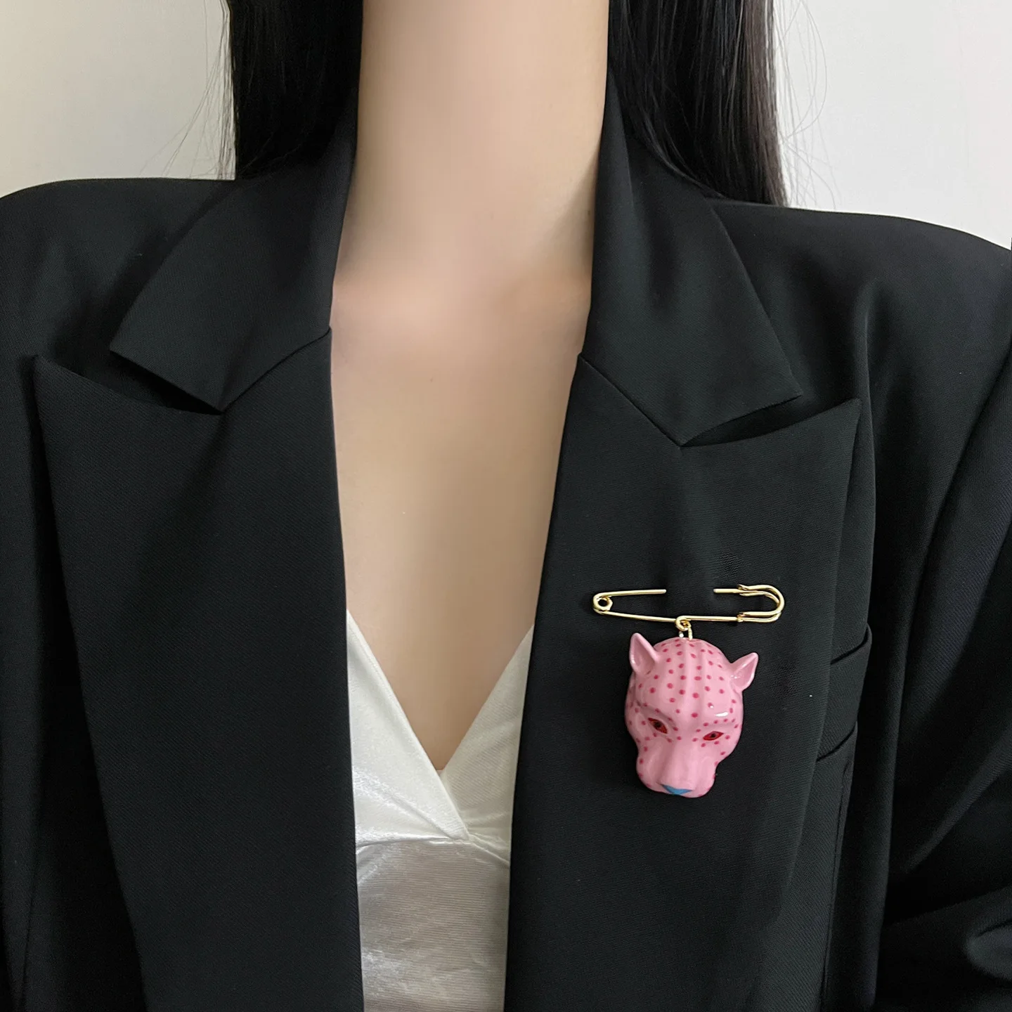 

Exquisite Vintage Gold Metal Enamel Leopard Pin Accessory for Women's Suit Coat Jewelry