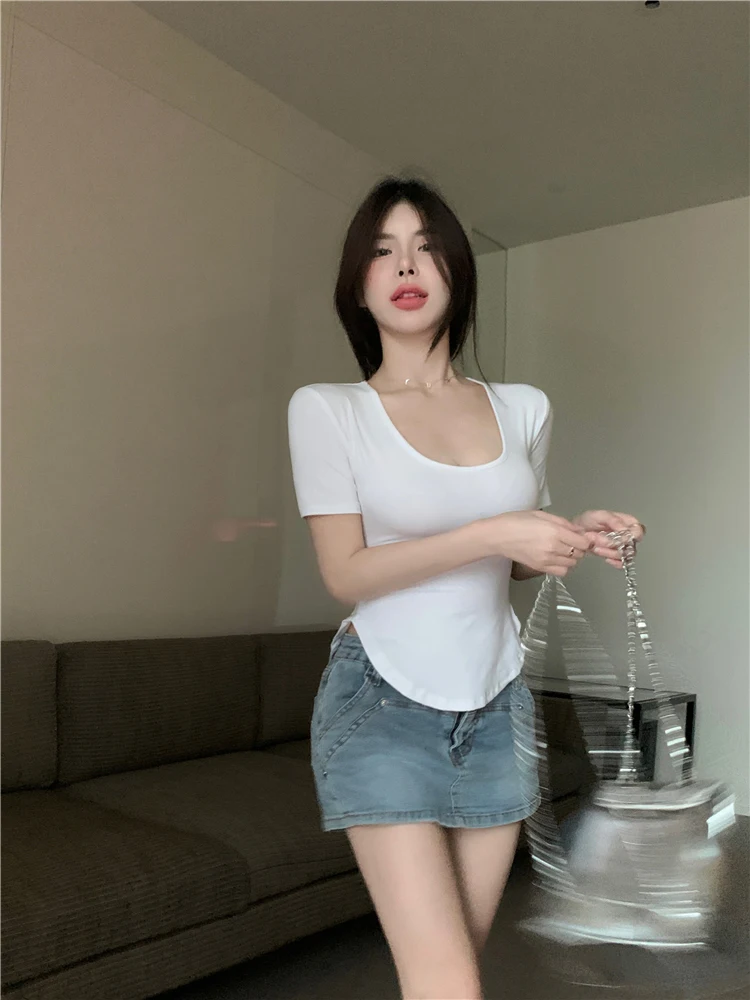 เสื้อผู้หญิงสีขาวทรงเข้ารูป รุ่น Irregular 2024 แบบ Sve Bodycon ไซส์ใหญ่ คอกลม ผ้าเนื้อละเอียด ชายเสื้อโค้งเล็กน้อย สีสามเฉด ดีไซน์เข้ารูป