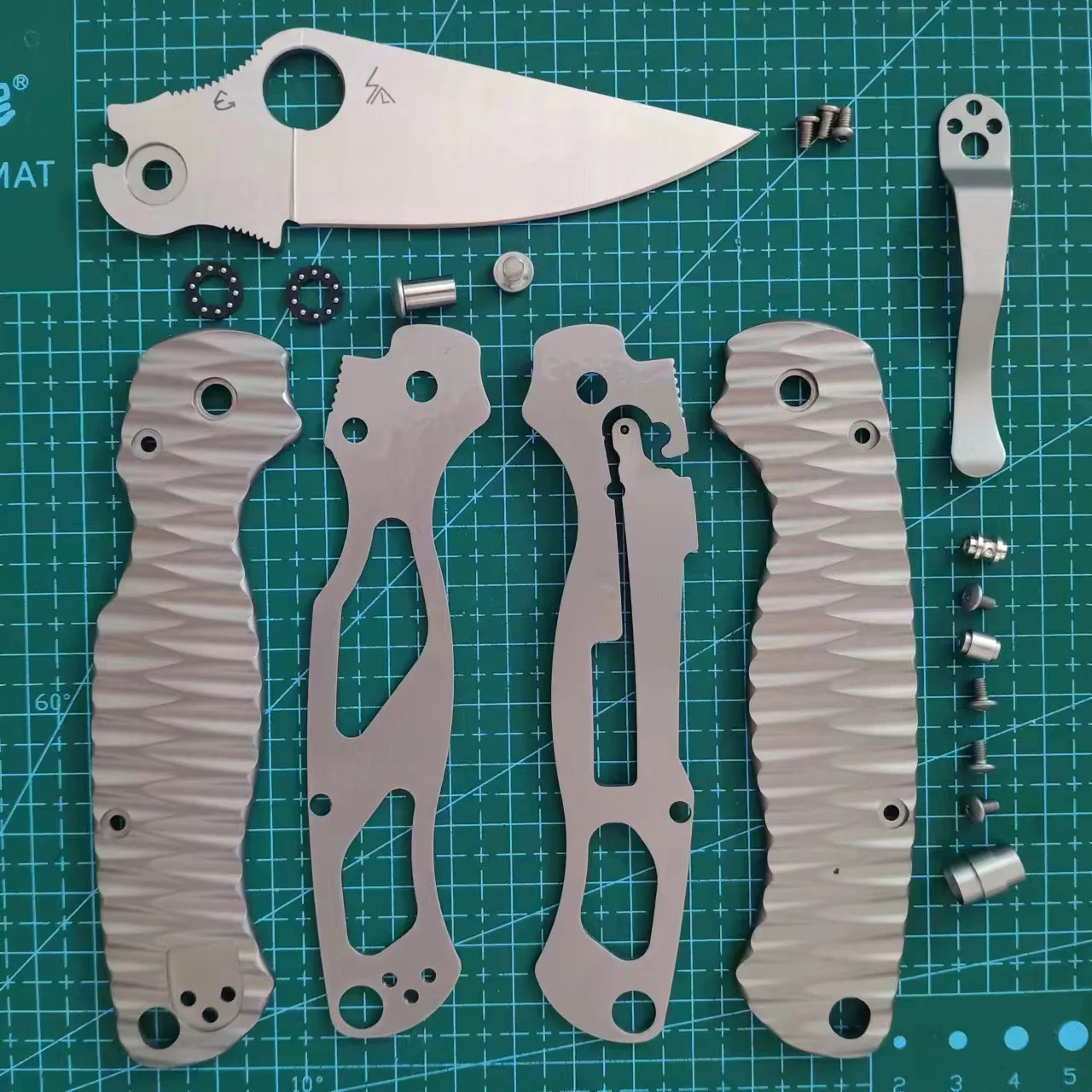 1 set di bilance con manico in lega di titanio su misura + lama in acciaio inossidabile 14C28N per Spyderco C81