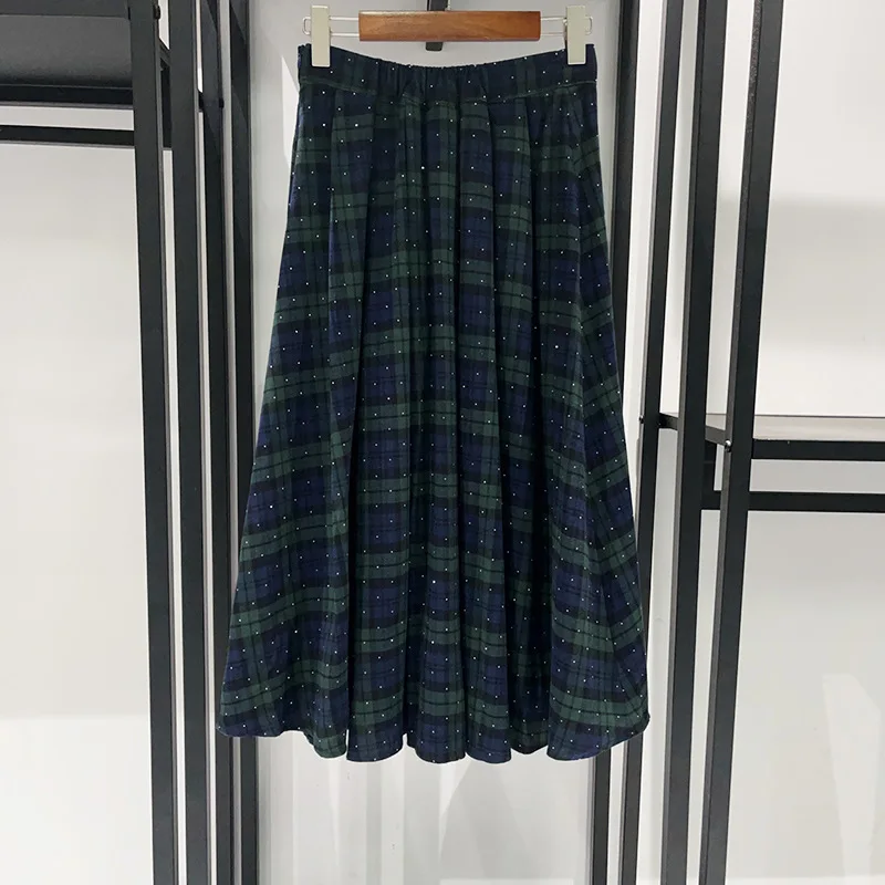 

Женский комплект с клетчатым узором и цветовыми блоками: рубашка с отложным воротником, длинными рукавами и утяжкой на талии + элегантная юбка миди с высокой талией