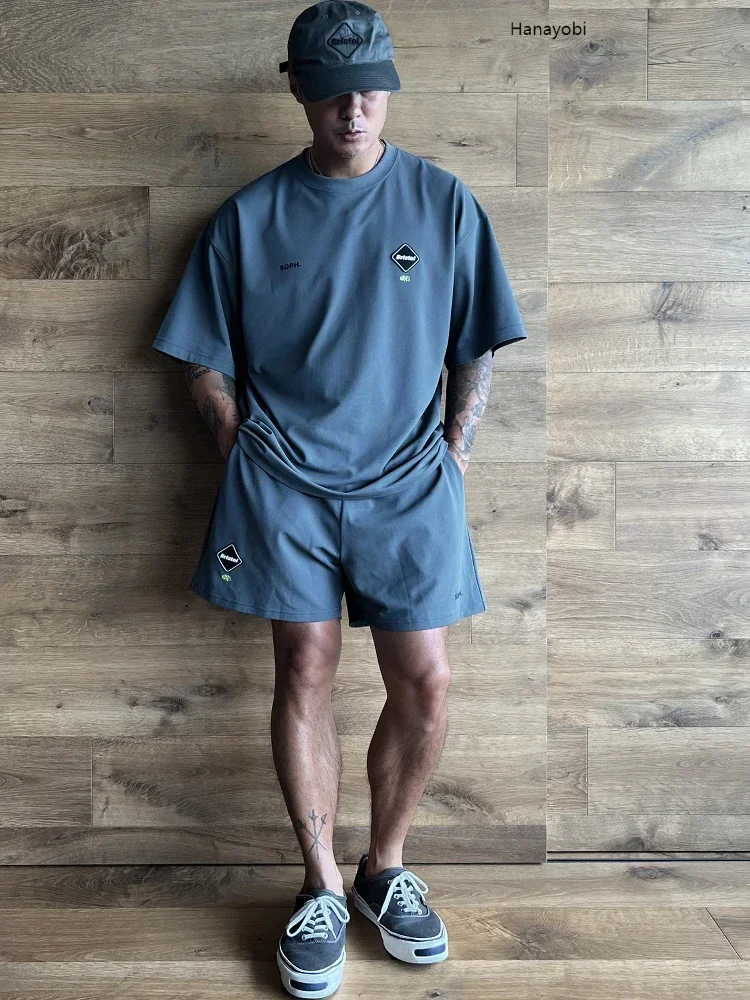 «Легкая и быстросохнущая» MADNESS x FCRB Спортивная футболка с круглым вырезом и свободным принтом с короткими рукавами и шортами