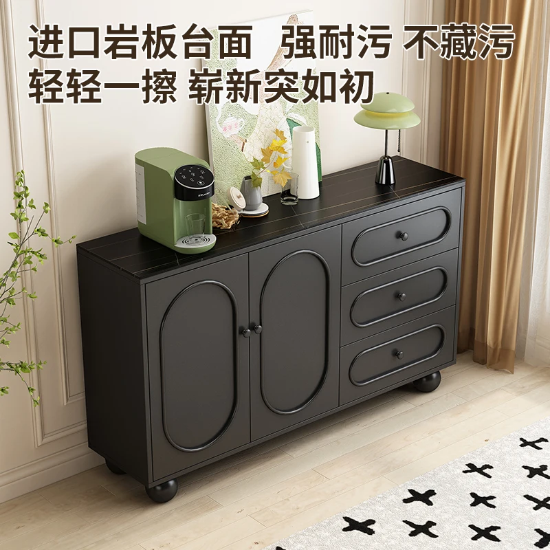 غرفة معيشة لتناول الطعام على الطراز الكريمي، خزانة شاي بسيطة، خزانة تخزين مدمجة على الحائط، مطبخ منزلي