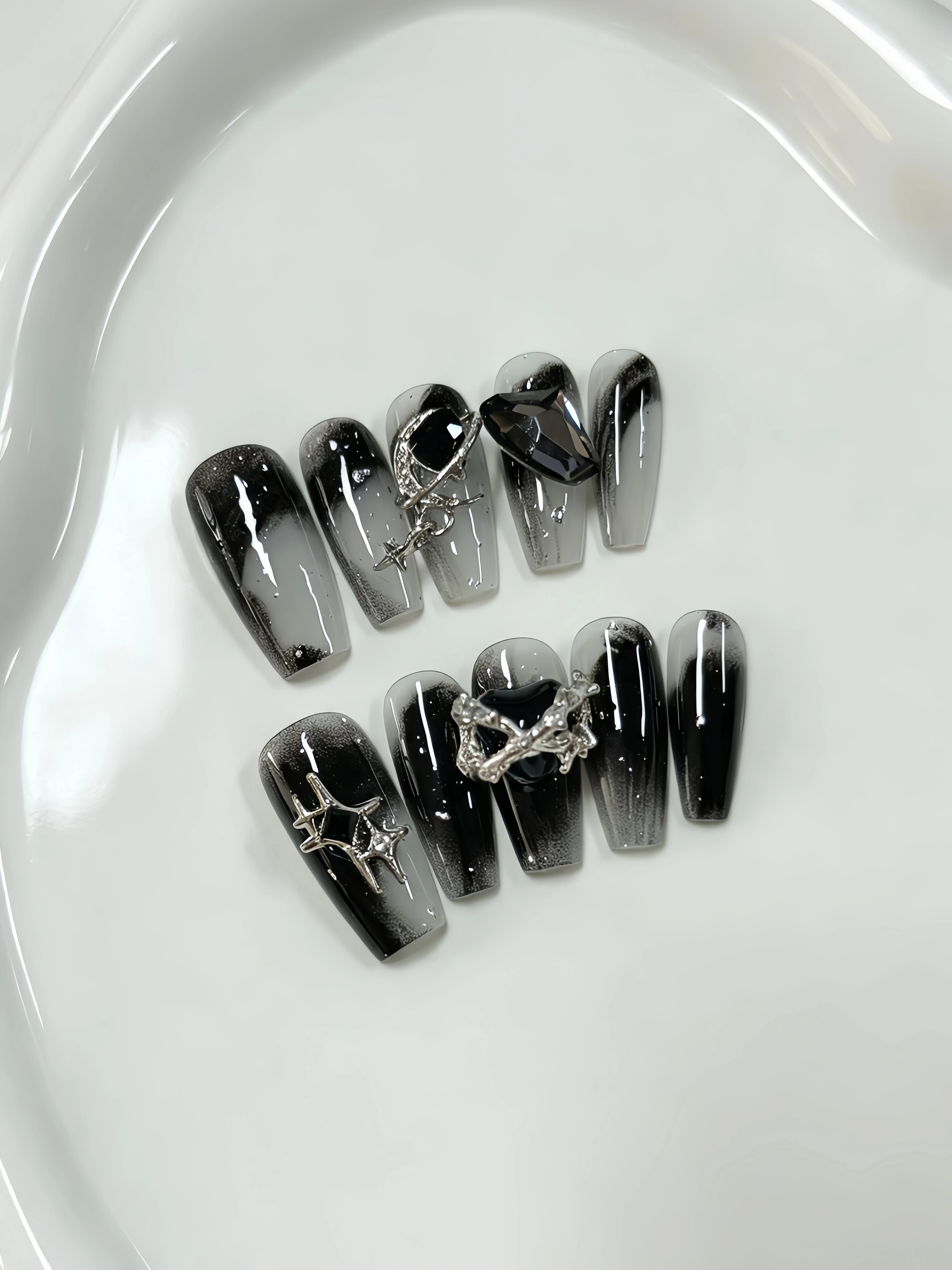 10 Pieces of Medium-Length Trapezoidal Press-On Nails, Thorn Heart Zircon Metal Accessory Nail Pieces, Gothic Style Nail Stickers