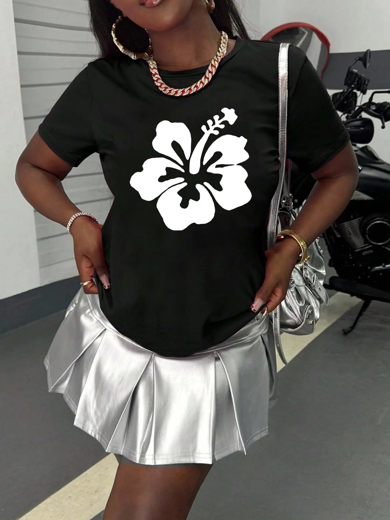 

Plus Size Tropical Hibiscus Flower Print Tee For Effortless Elegance And Trendy Vibe