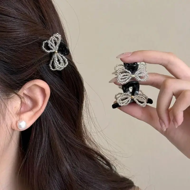 2 Stück zarte Haarspangen mit Perlen und Schleife, tragbare, rutschfeste Haarklammern für Damen und Mädchen, ideal für Wochenendausflüge. – Detail 4