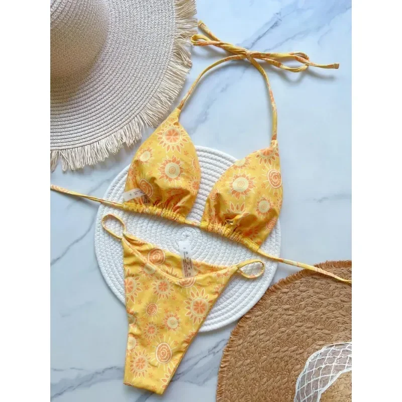 Traje de baño para mujer, conjunto de Bikini brasileño con estampado amarillo, traje de baño Sexy con Tanga, traje de baño de dos piezas con cuello Halter, ropa de playa 2024