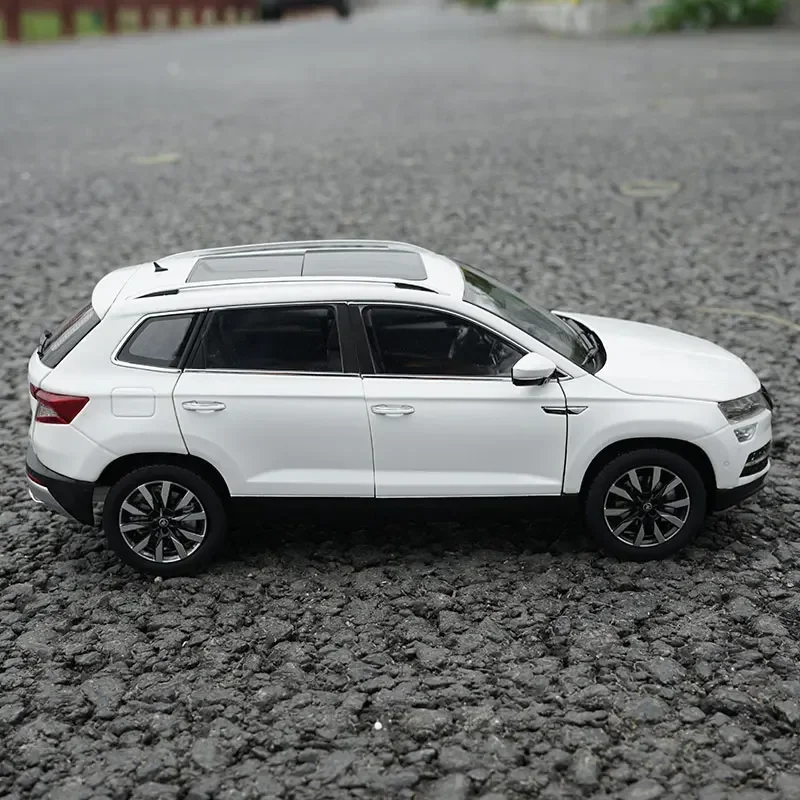 28CM 1:18 Scale New Skoda Karoq Alloy Car Model Diecast Metal Vehicle Toy Collection Collectible