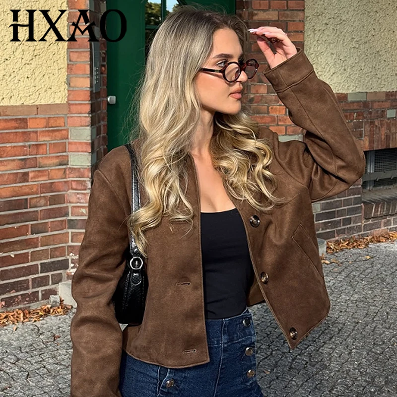 เสื้อแจ็คเก็ตผู้หญิง HXAO แจ็คเก็ตหนังกลับแบบครอป แจ็คเก็ตผู้หญิงสำหรับฤดูใบไม้ร่วงปี 2025 สีน้ำตาล แจ็คเก็ตทรงบอมเบอร์ ติดกระดุม แขนยาว เสื้อคลุมด้านนอก สไตล์เก๋ไก๋ สง่างาม