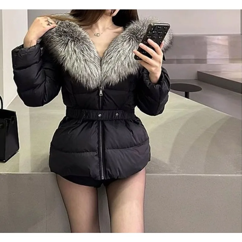 Abrigo acolchado de algodón negro para mujer, estilo corto con cuello de piel grande de piel sintética, ropa de abrigo súper bonita, moderna y ceñida a la cintura